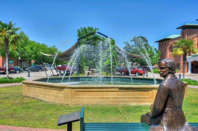 An image of the water fountain in downtown Aiken.