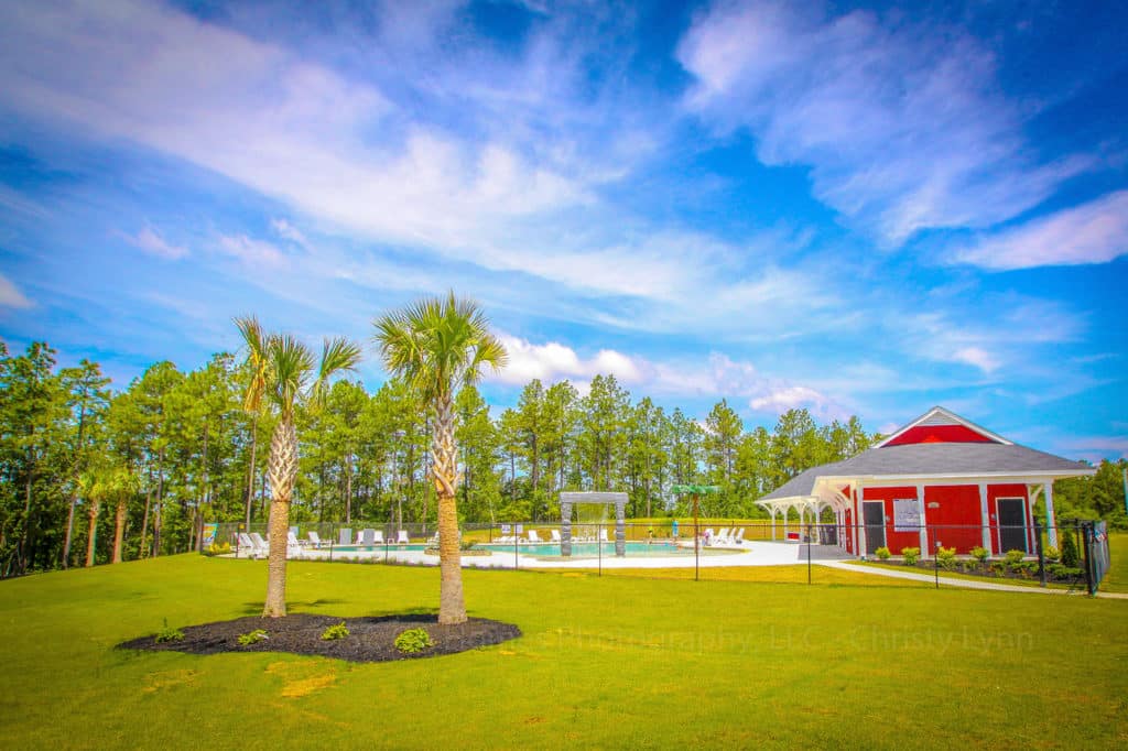 Una vista de la piscina de la estación Haynes con palmeras.