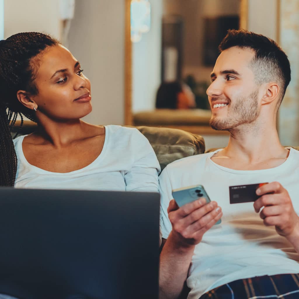 Una pareja pagando el alquiler en línea
